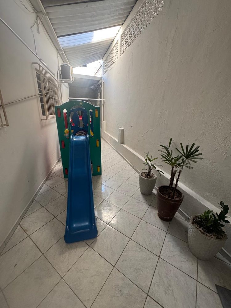 Espaço kids com escorregador no Elmo's Cabeleireiros em Valinhos