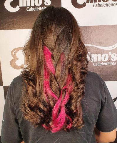 Mecha rosa pink escondida em cabelo castanho no Elmo's