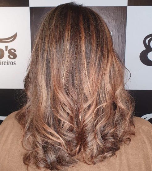 Castanho com mechas caramelo no Elmo's Cabeleireiros
