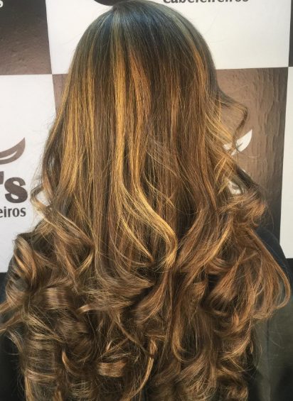 Morena iluminada com cachos e brilho