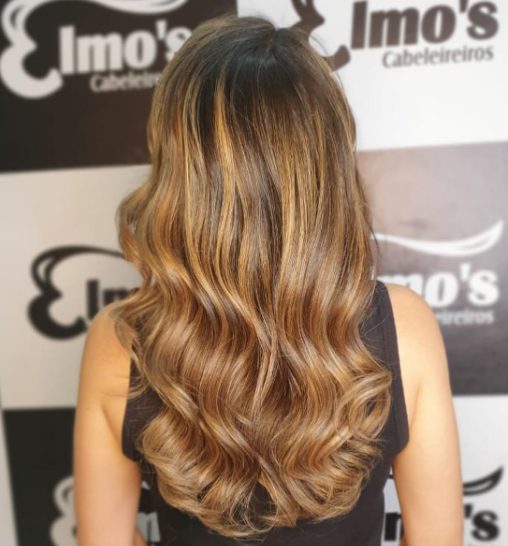Morena iluminada com mechas suaves em Valinhos
